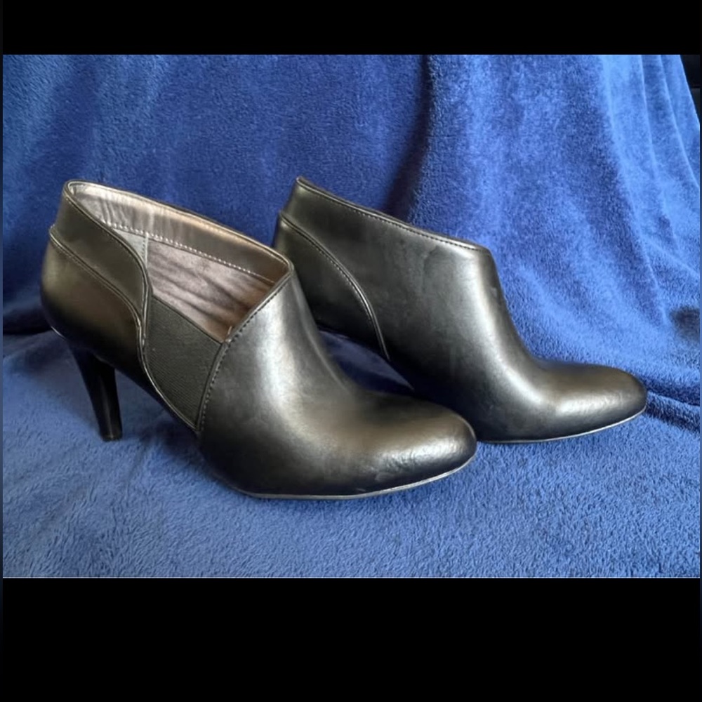 NEW Adrienne Vittadini Slip on Black Leather Ankle Boots sz 8.5 Heels Shoes